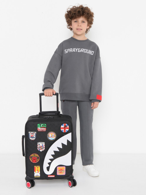 Чемодан с карманом и нашивками Sprayground - МодельОбщийВид