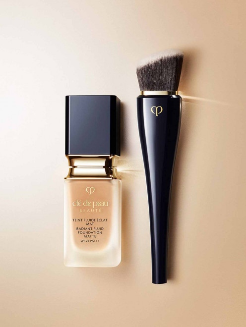  Кисть для тональной основы  Cle de Peau Beaute - Обтравка1