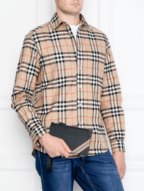 Клатч с контрастной отделкой Burberry - МодельВерхНиз